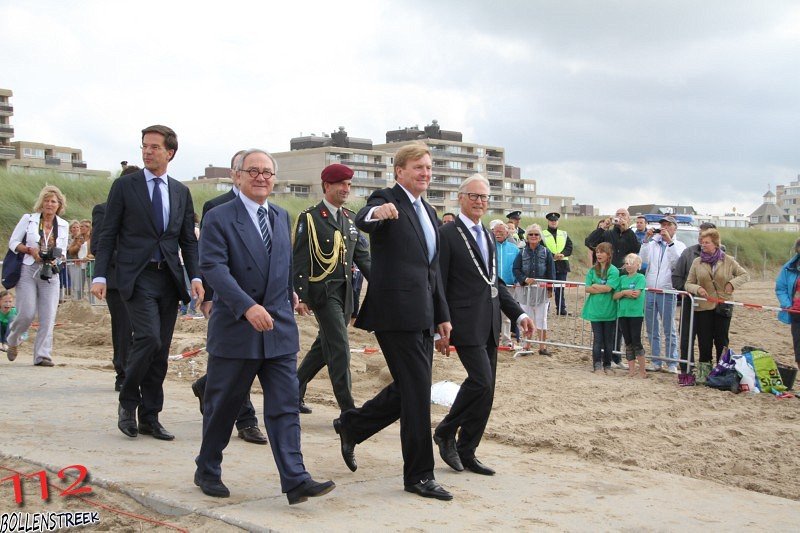 NRB en KNRM assisteren bij aankomst André Kuipers strand Noordwijk