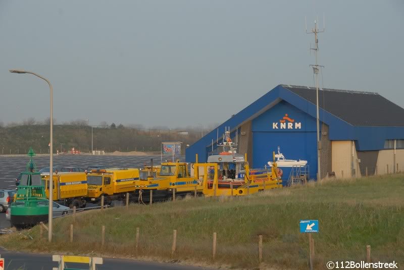 Meerdere KNRM voertuigen bij station Katwijk