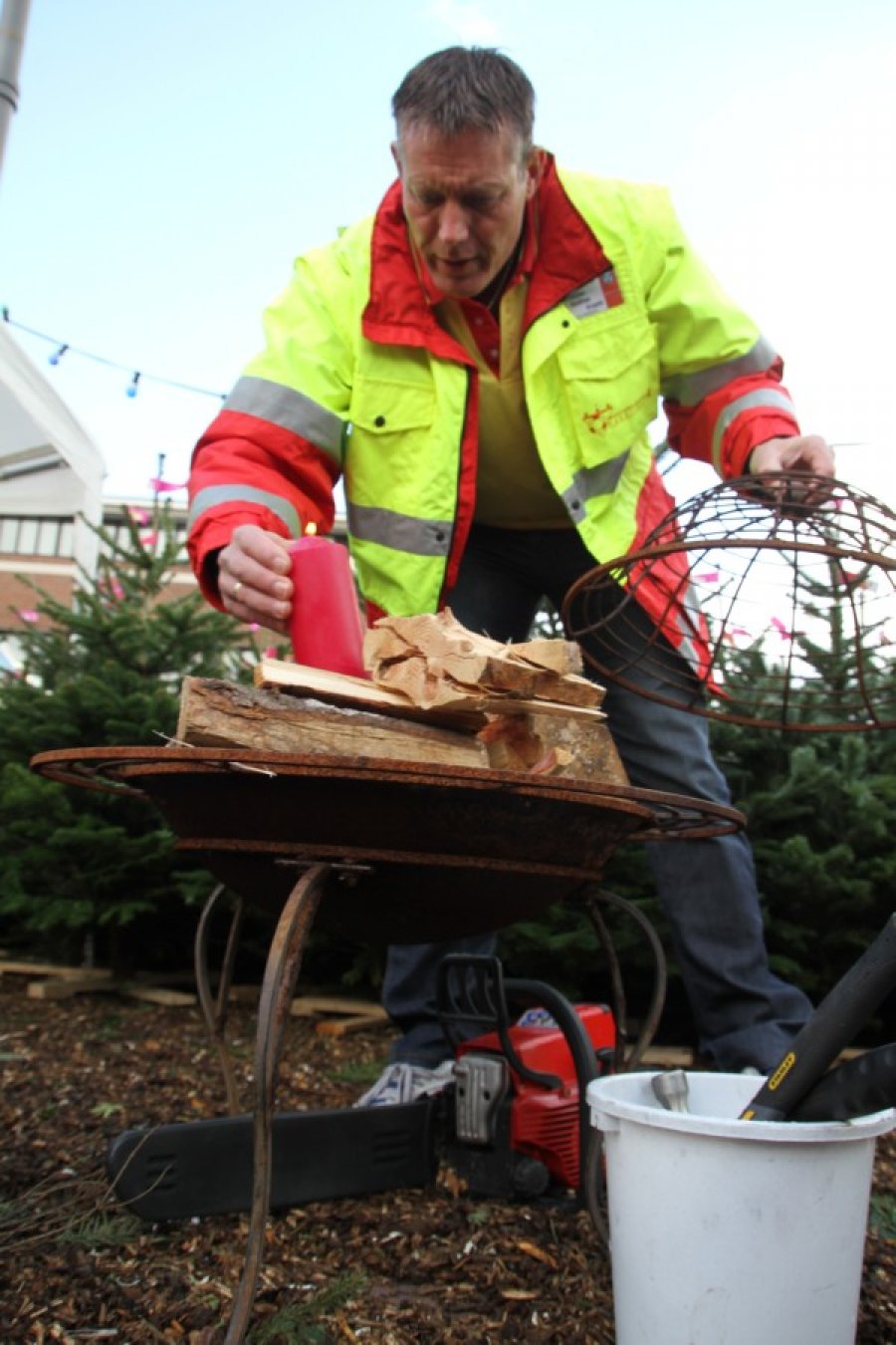 Kerstbomen verkoop gestart Jeroensplein voor goede doel