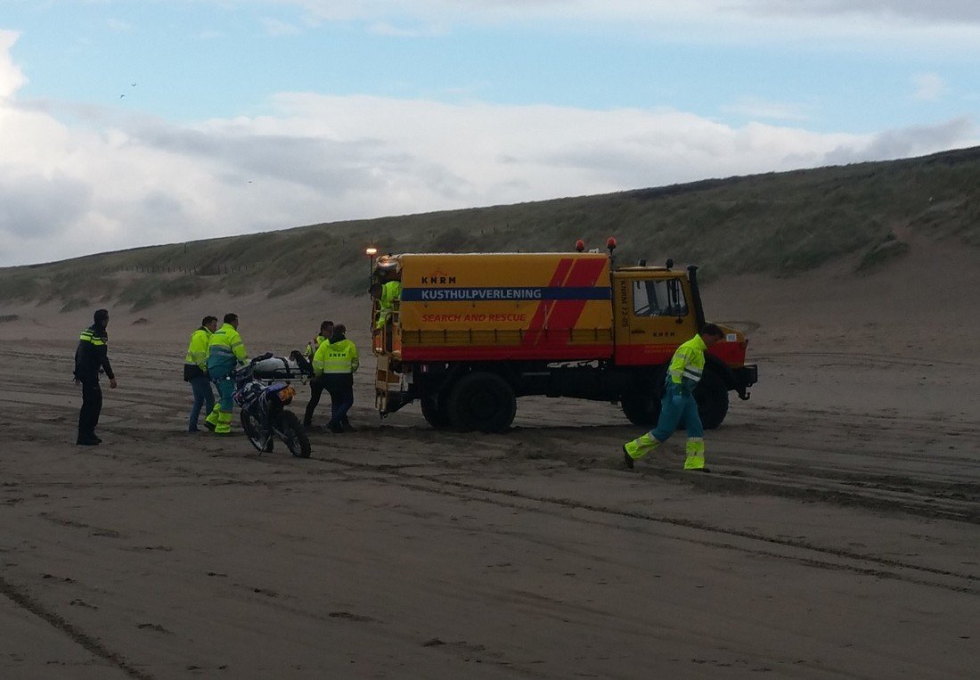 Man gewond na val op strand Katwijk