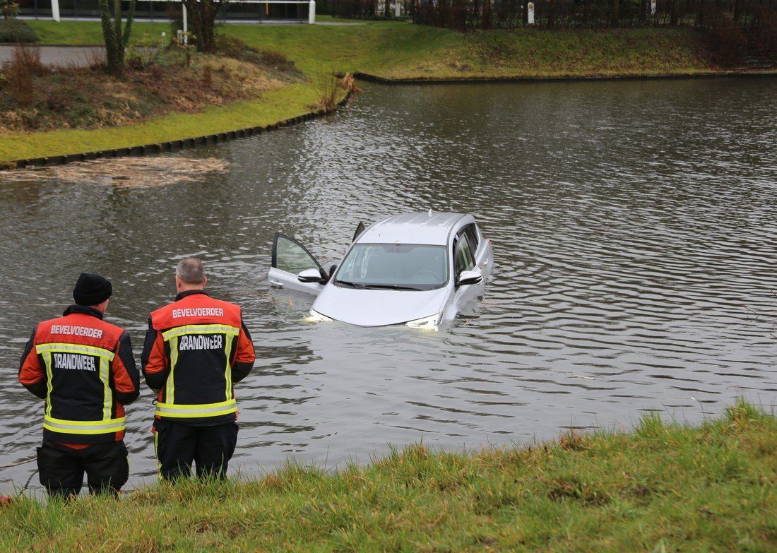 Auto te water Ir G Tjalmaweg N206 Oegstgeest