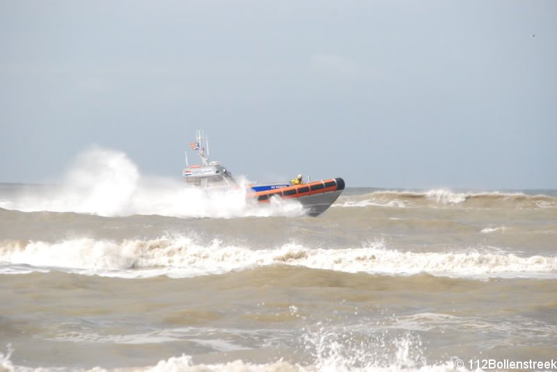 Surfer in problemen Katwijk