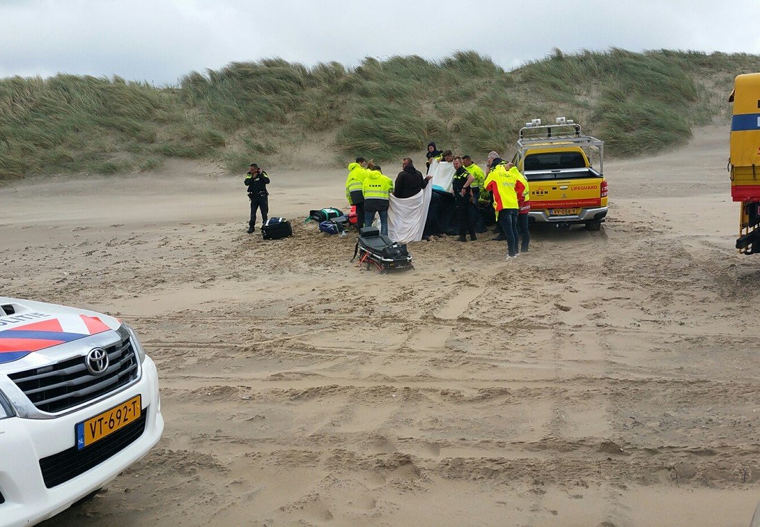 Inzet hulpdiensten voor medische noodsituatie op strand Katwijk