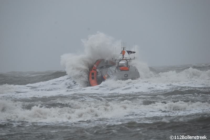 KNRM Katwijk oefent bij harde wind en hoge golven