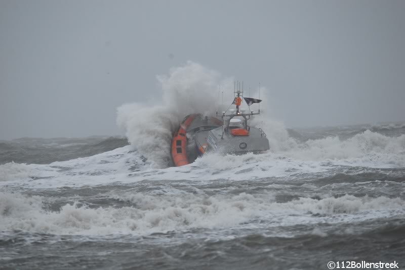 KNRM Katwijk oefent bij harde wind en hoge golven