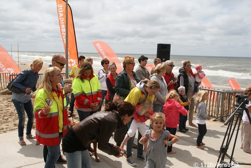 Interpolis deelt samen met de NRB 06-polsbandjes uit in Noordwijk