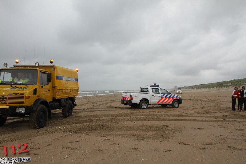 Kiter hard gevallen op strand Katwijk