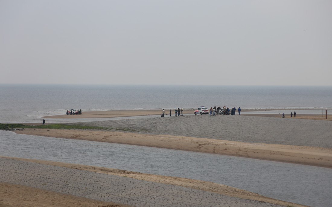 Vrouw in zee gered door KNRM Katwijk