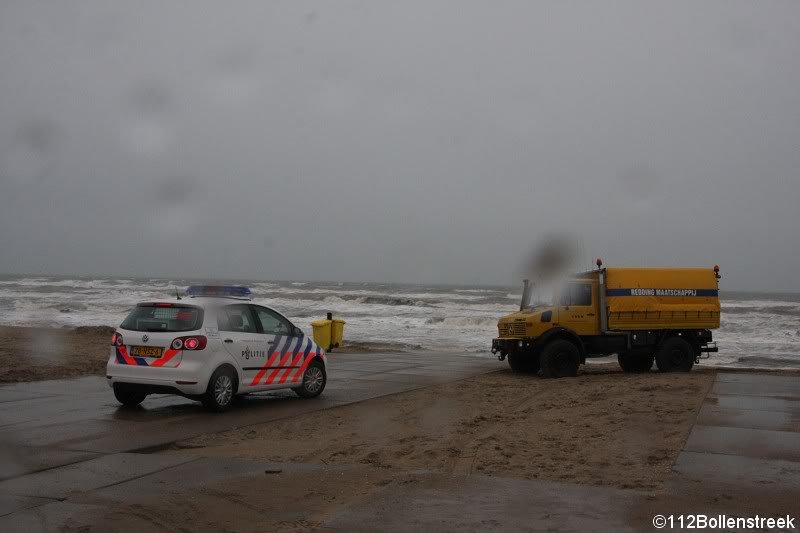 KNRM assistentie voor ambulance strand Noordwijk