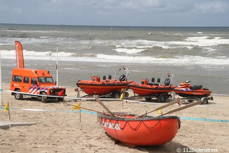 Interpolis deelt samen met de NRB 06-polsbandjes uit in Noordwijk