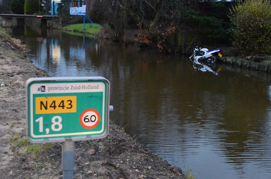 Motor te water 's Gravendamseweg N443 Voorhout