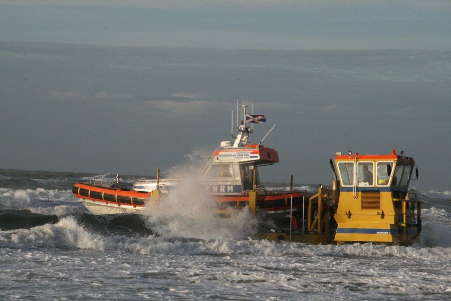 Surfer in problemen  Katwijk