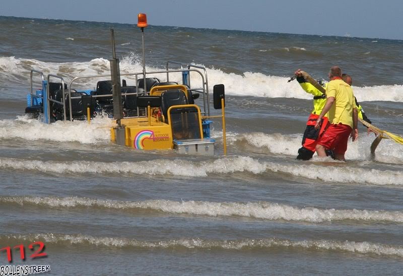 Inzet  NRB en KNRM  voor vastgelopen rupsvoertuig Langevelderslag Noordwijk