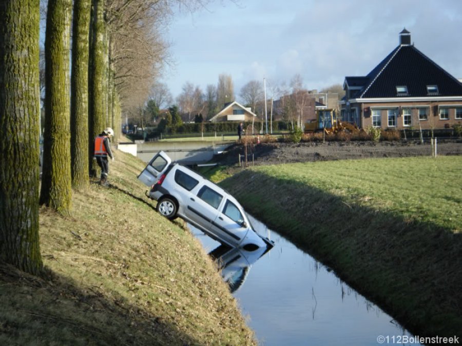 Auto te water IJweg Zwanenburg