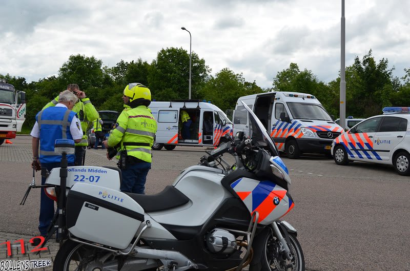 Grote vrachtwagen controle op parkeerplaats BP op de A44