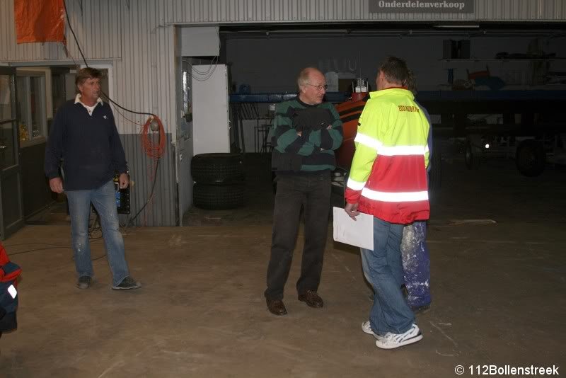 Schenking oude overlevingspakken aan de stichting Kurt Carlsen