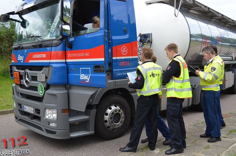 Grote vrachtwagen controle op parkeerplaats BP op de A44