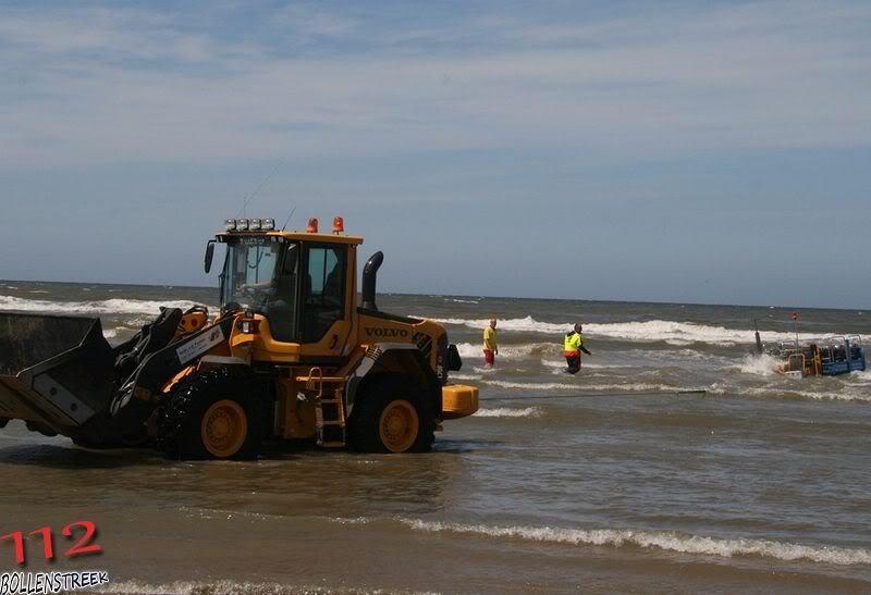 Inzet  NRB en KNRM  voor vastgelopen rupsvoertuig Langevelderslag Noordwijk