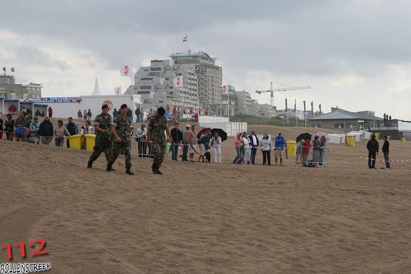 NRB en KNRM assisteren bij aankomst André Kuipers strand Noordwijk