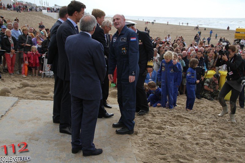 NRB en KNRM assisteren bij aankomst André Kuipers strand Noordwijk