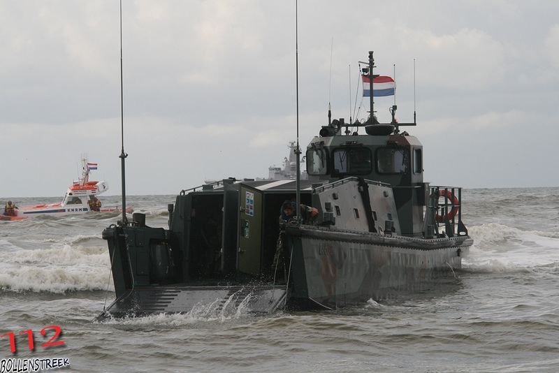 NRB en KNRM assisteren bij aankomst André Kuipers strand Noordwijk