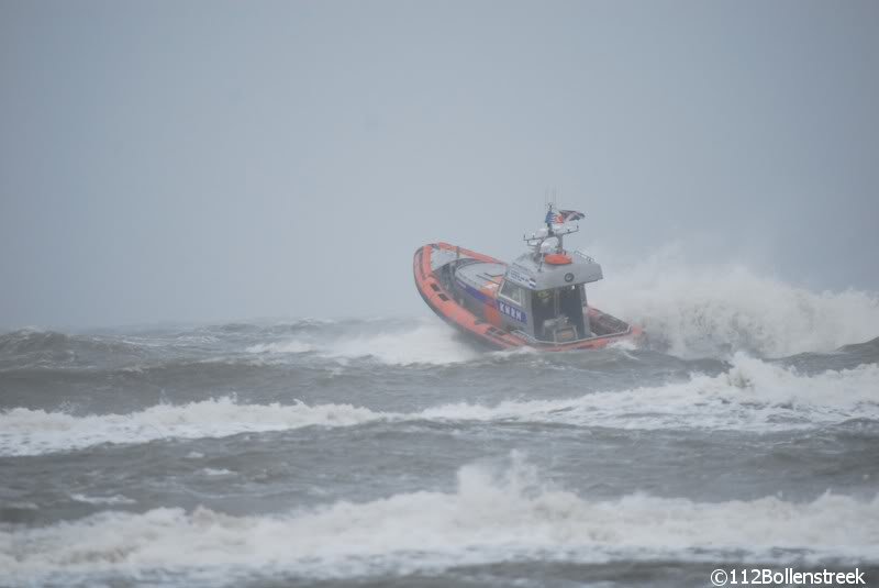 KNRM Katwijk oefent bij harde wind en hoge golven