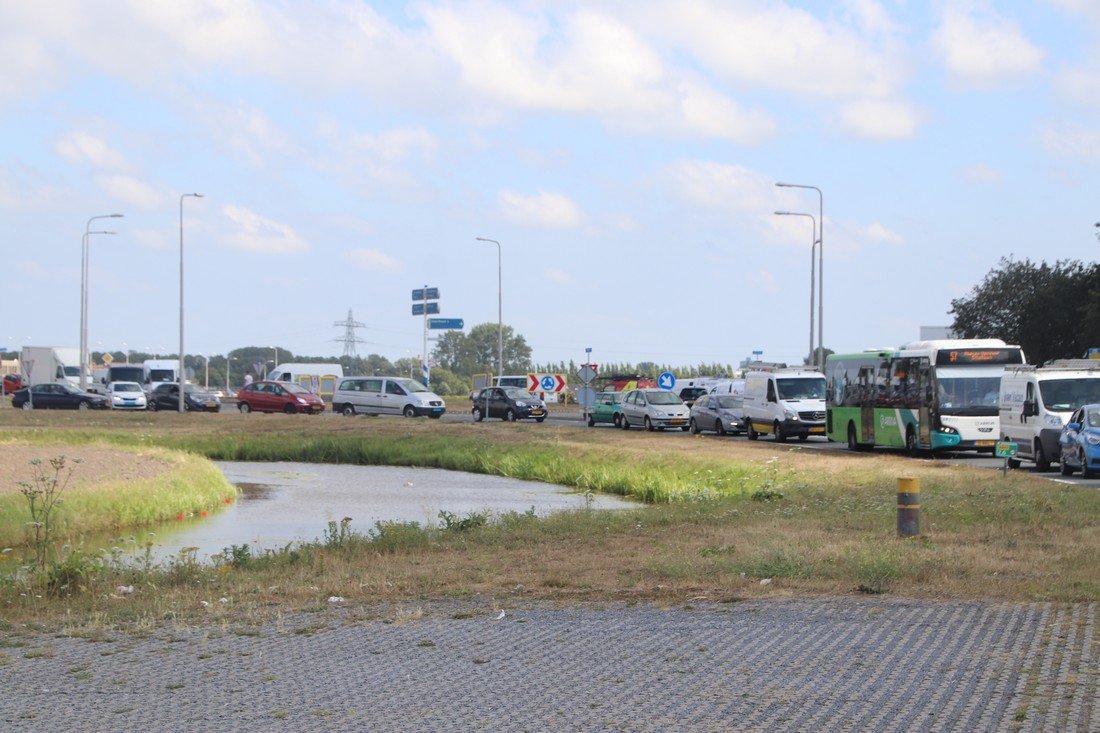 Auto klem tussen metalen afscheiding s'Gravendamseweg N443 Voorhout