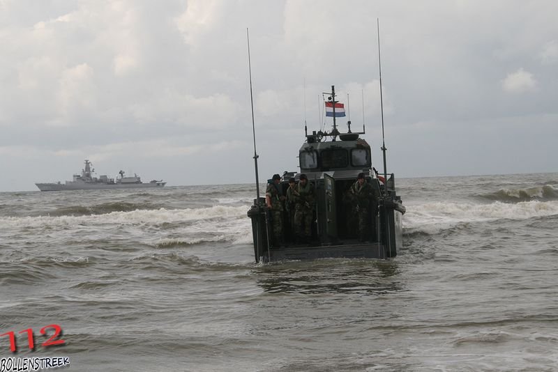 NRB en KNRM assisteren bij aankomst André Kuipers strand Noordwijk