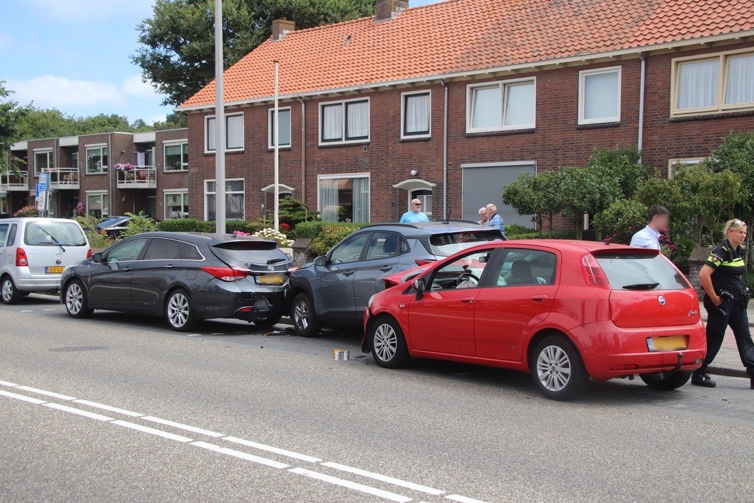 Auto ramt geparkeerde auto's Parklaan Katwijk