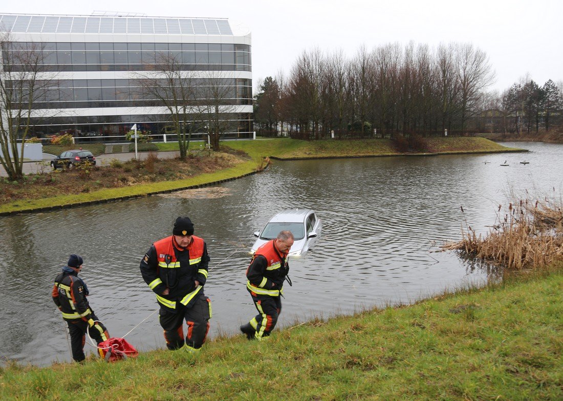 Auto te water Ir G Tjalmaweg N206 Oegstgeest