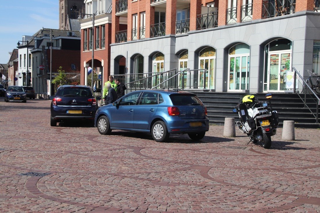 Man rijdt tegen betonenpaal met auto Noordwijk