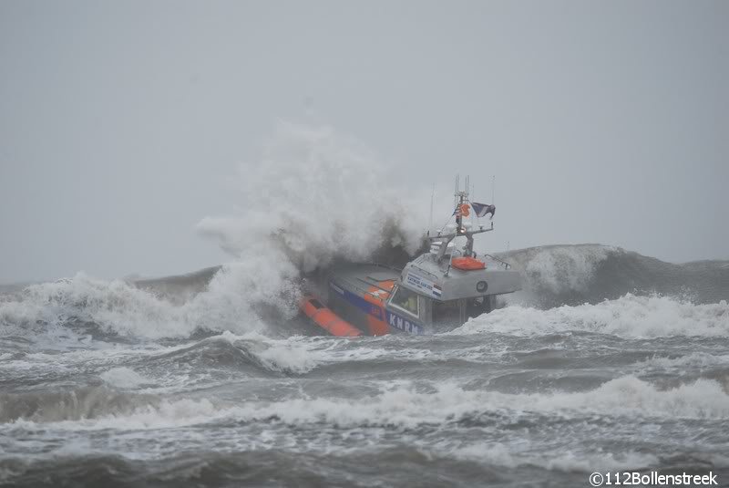 KNRM Katwijk oefent bij harde wind en hoge golven