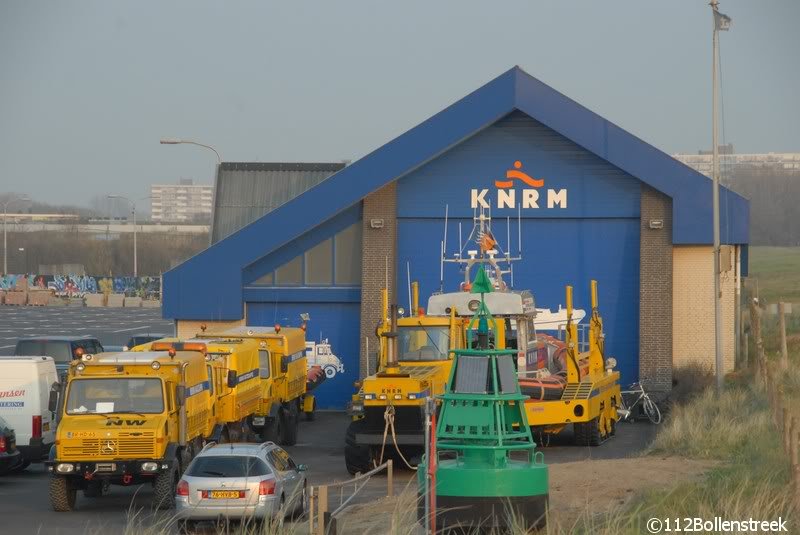 Meerdere KNRM voertuigen bij station Katwijk