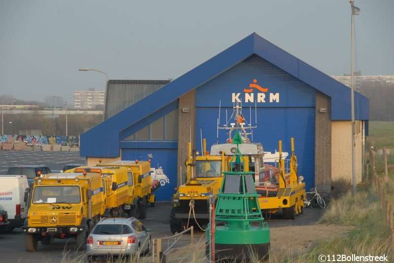 Meerdere KNRM voertuigen bij station Katwijk