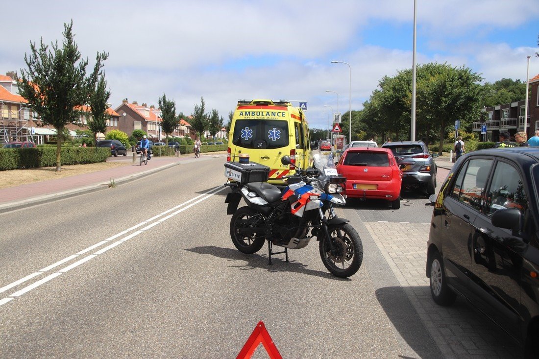 Auto ramt geparkeerde auto's Parklaan Katwijk