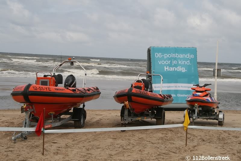 Interpolis deelt samen met de NRB 06-polsbandjes uit in Noordwijk