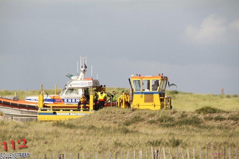 NRB en KNRM assisteren bij aankomst André Kuipers strand Noordwijk