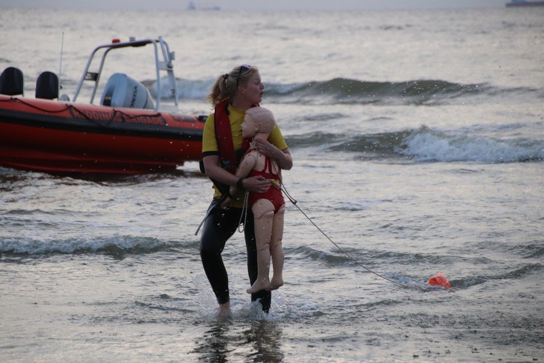 Grote oefening strand Katwijk