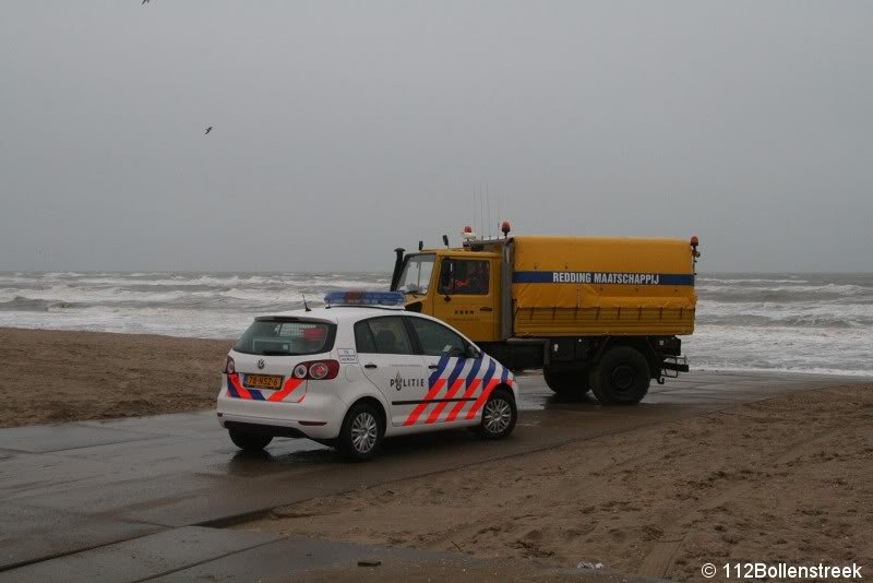 KNRM assistentie voor ambulance strand Noordwijk