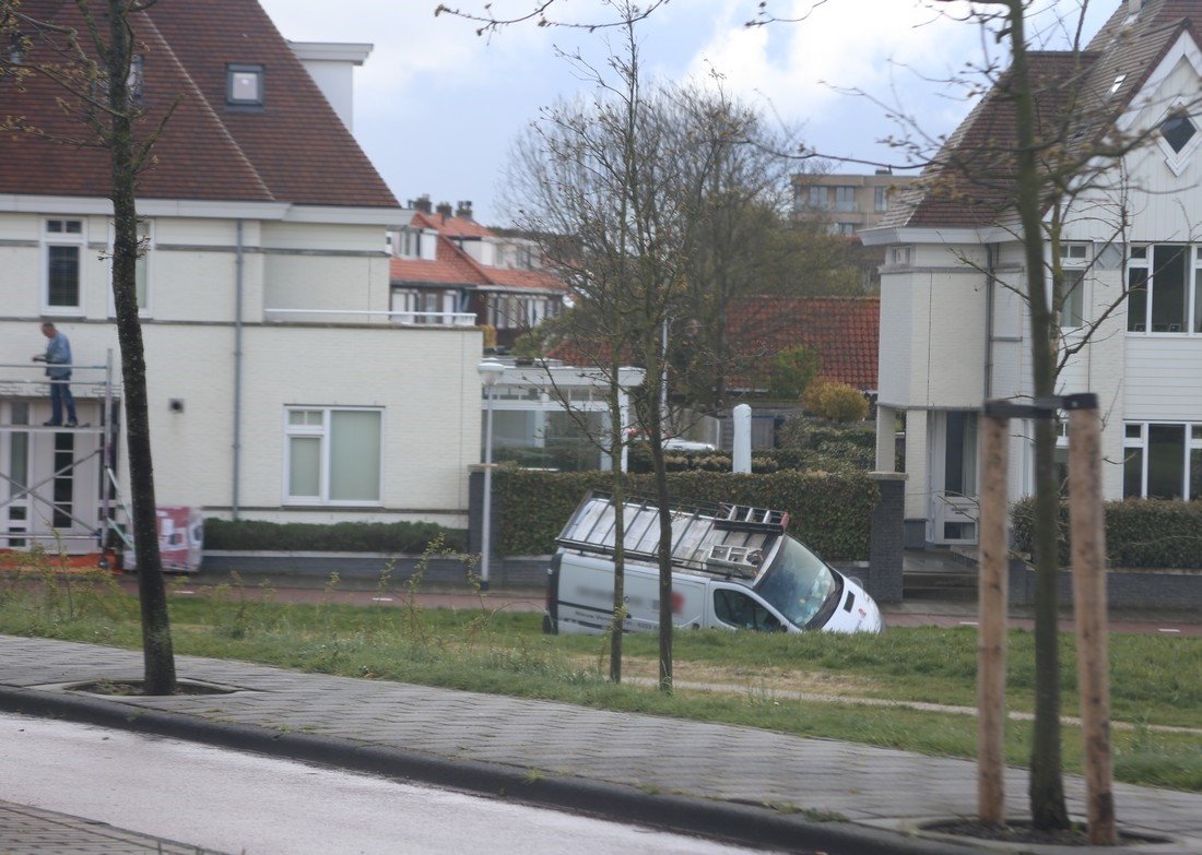 Auto komt tot stilstand in sloot Noordwijk