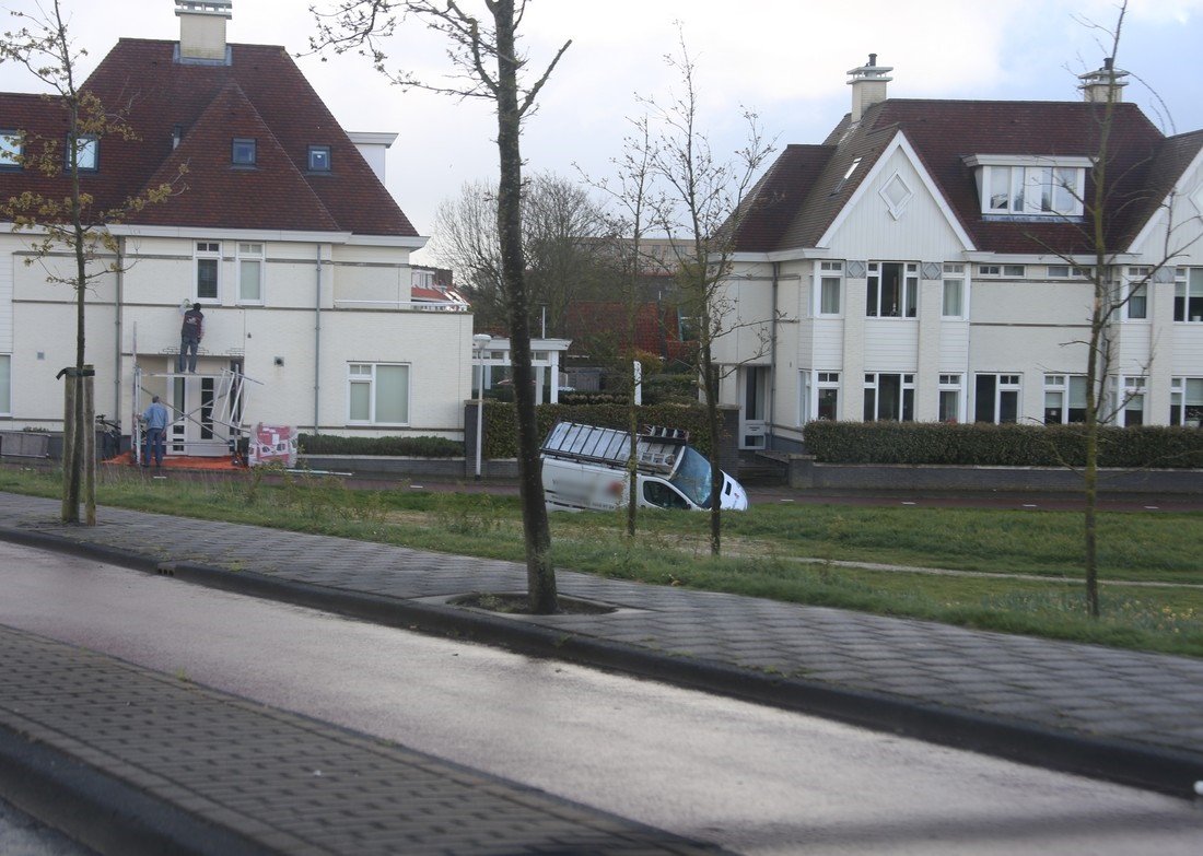 Auto komt tot stilstand in sloot Noordwijk