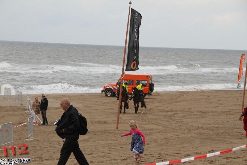 NRB en KNRM assisteren bij aankomst André Kuipers strand Noordwijk