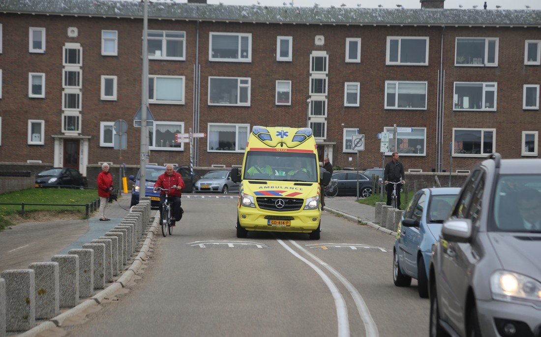 Vrouw in zee gered door KNRM Katwijk