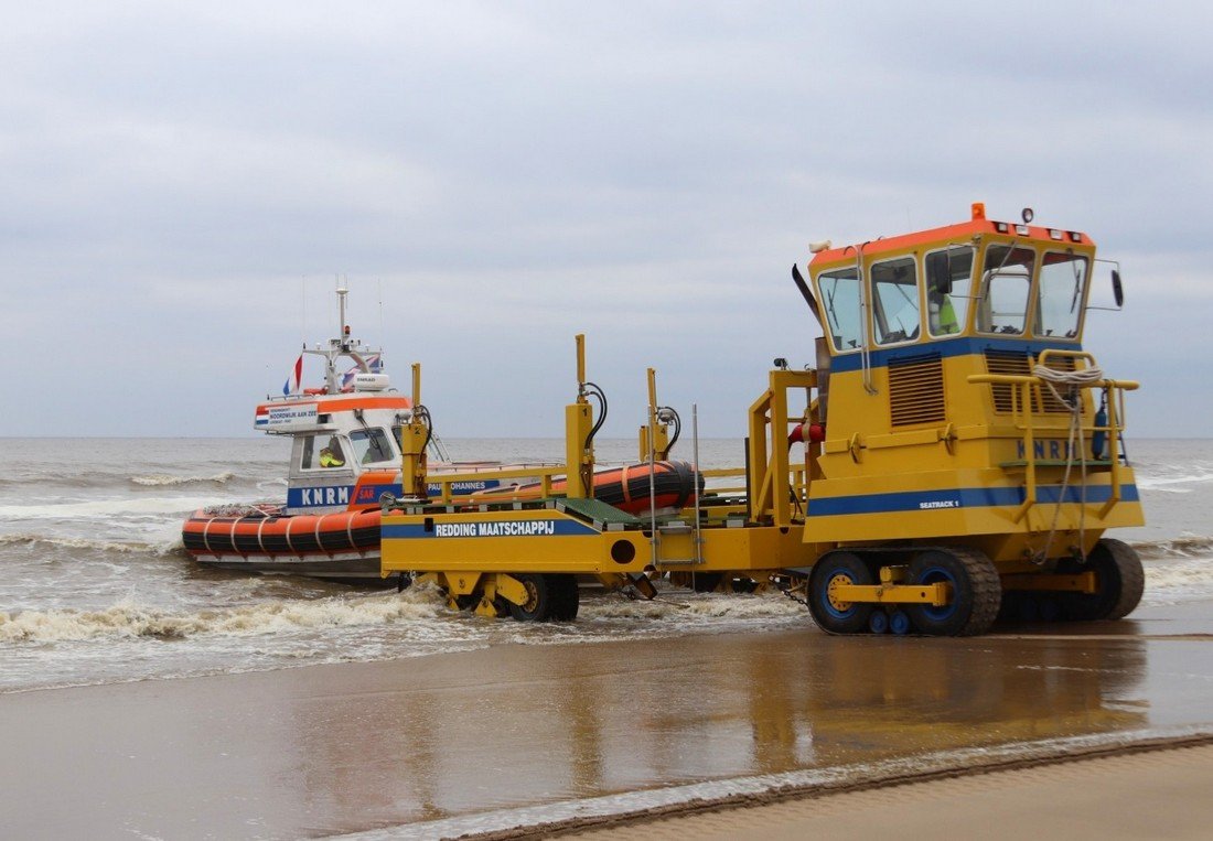 Inzet KNRM Noordwijk voor een catamaran met gebroken mast