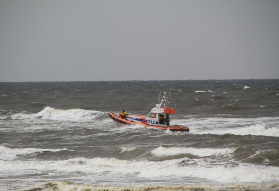 Kitesurfer in problemen Noordwijk