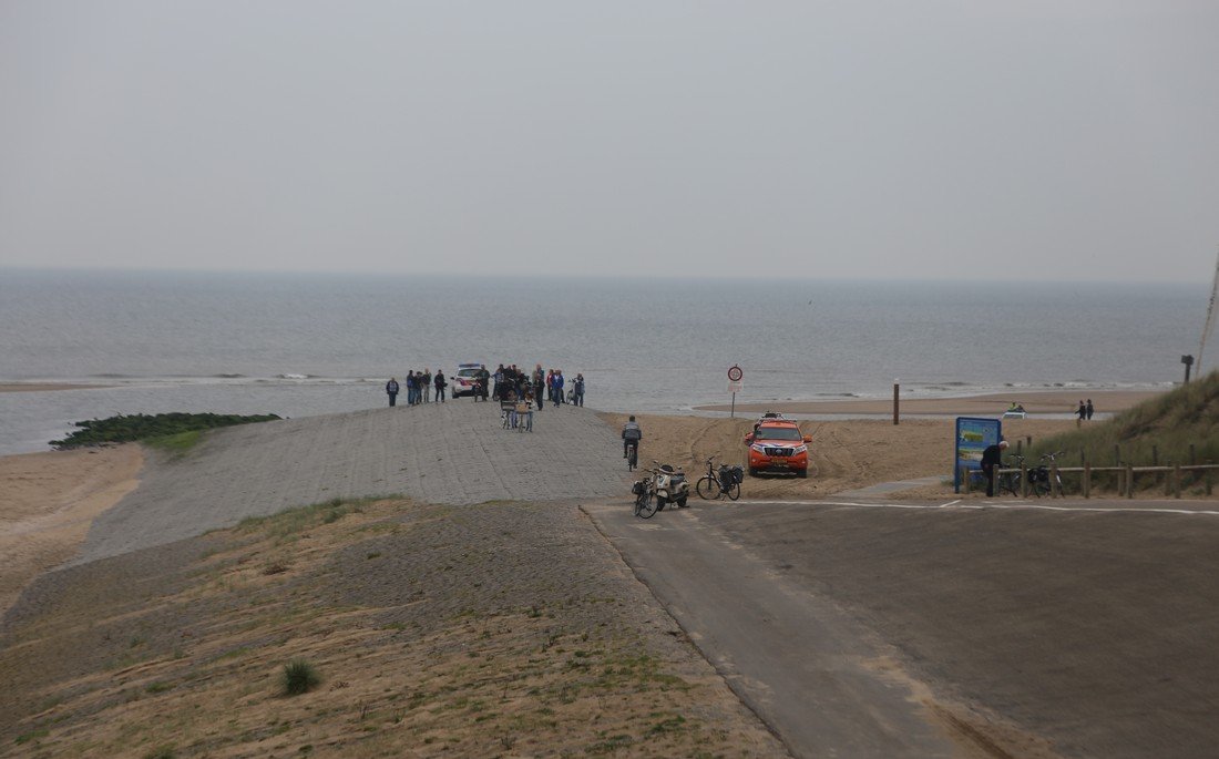 Vrouw in zee gered door KNRM Katwijk