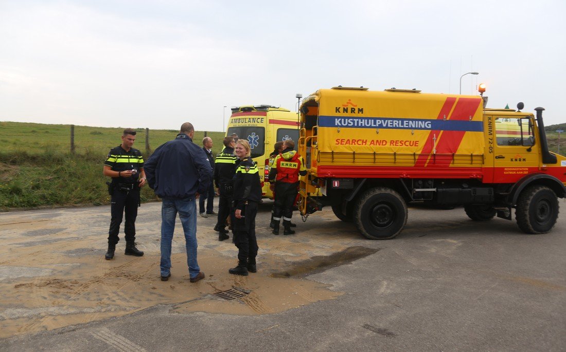 Vrouw in zee gered door KNRM Katwijk