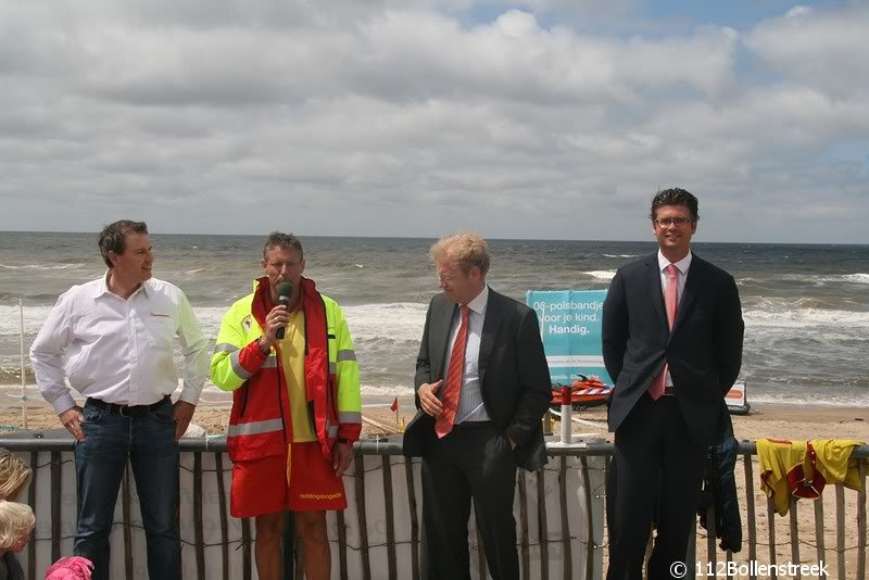 Interpolis deelt samen met de NRB 06-polsbandjes uit in Noordwijk