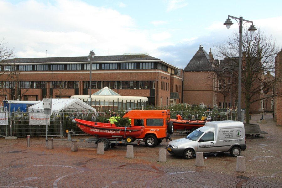 Kerstbomen verkoop gestart Jeroensplein voor goede doel