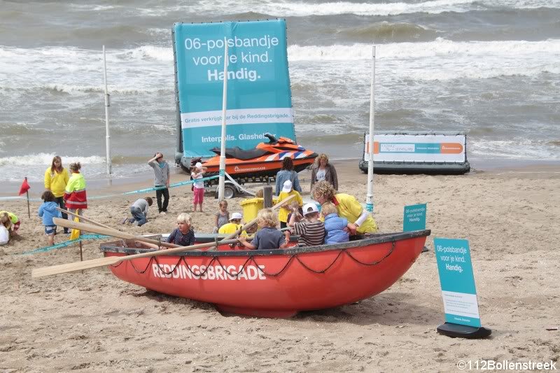 Interpolis deelt samen met de NRB 06-polsbandjes uit in Noordwijk